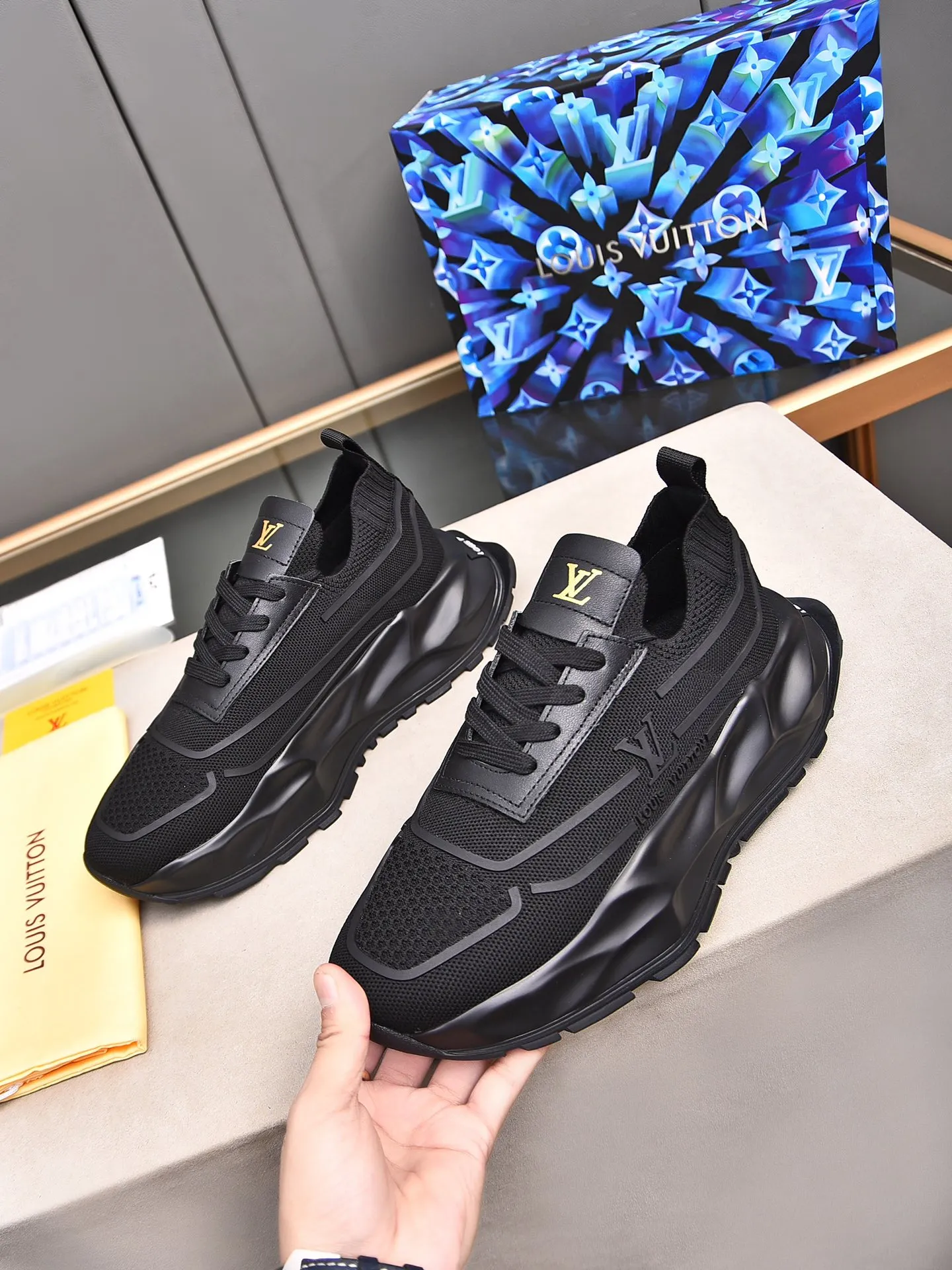Men's shoes 💰500 LV high-end hot model 👍 Counter 1 design. The face is made of high-elastic fly knit + cowhide + imported glue! TPU outsole is easy to put on, light, comfortable and elastic, trendy and fashionable! ! ! 💪Multiple colors to choose from! Code number: 38-44 (45 46 customized)